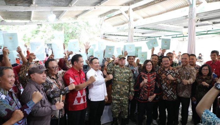 Menteri Nusron Serahkan 965 Sertipikat Konsolidasi Tanah di Jateng