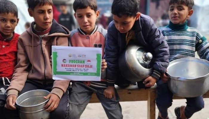 Mendapat Makanan Siap Saji dari Dewan Masjid Indonesia, Anak-Anak Gaza Tersenyum
