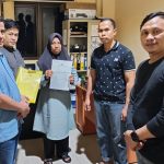Warga Simpang Raya Serahkan Barang Bukti 800 Ribu ke Bawaslu Banggai