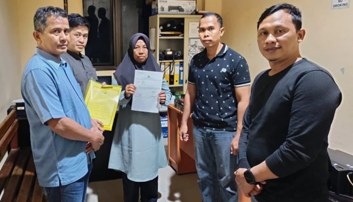 Warga Simpang Raya Serahkan Barang Bukti 800 Ribu ke Bawaslu Banggai