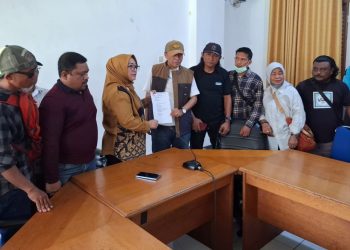 Korlap SOMASI Banggai Muttaqin Suling menyerahkan laporan dugaan pelanggaran etik 2 anggota DPRD Banggai asal Partai Gerindra ke DPRD Banggai, Senin (28/04/2025).