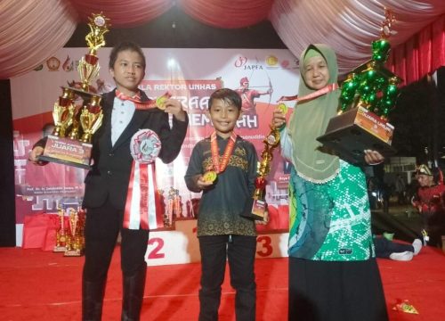 Sang jawara Banggai pada event panahan tradisional memperebutkan piala rektor Unhas Makassar