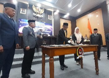 Penandatanganan berita acara paripurna pengumuman penetapan Pasangan Calon (Paslon) Bupati dan Wakil Bupati Banggai terpilih Pilkada 2024, Jumat (09/05/2025). (Foto Sofyan Labolo Luwuk Times)
