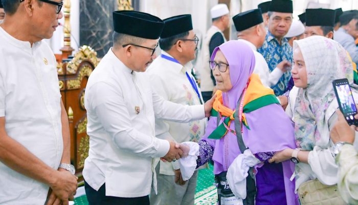 Bupati Amirudin Lepas 152 CJH Kabupaten Banggai