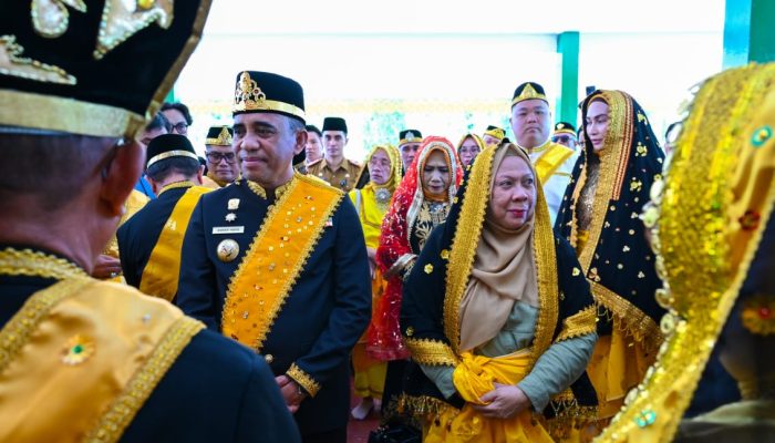 Raja Buol Beri Gelar Adat Tao Doka buat Gubernur dan Wagub Sulteng