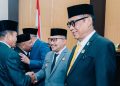 Ketua DPRD Banggai H. Saripudin Tjatjo (kanan) bersama Bupati Banggai H. Amirudin menerima ucapan selamat dari para undangan, usai rapat paripurna di kantor DPRD Banggai, Jumat 9 Mei 2025.