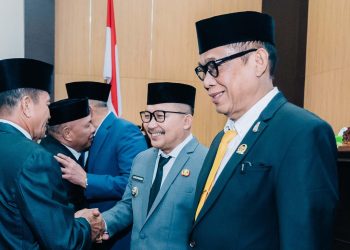 Ketua DPRD Banggai H. Saripudin Tjatjo (kanan) bersama Bupati Banggai H. Amirudin menerima ucapan selamat dari para undangan, usai rapat paripurna di kantor DPRD Banggai, Jumat 9 Mei 2025.