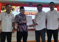 Ketum KONI Banggai H. Amirudin menyerahkan pedoman umum Porkab V Banggai secara simbolis kepada salah satu Koordinator Olahraga Kecamatan (KOK), bertempat ruang rapat umum kantor Bupati Banggai, Jumat (09/05/2025). (Foto Sofyan Labolo Luwuk Times)
