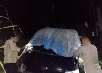 Polisi berada di TKP pada laka tunggal di Kecamatan Bunta. (Foto Humas Polres Banggai)