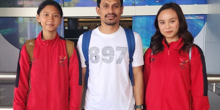 Pelatih FORKI Banggai Alan Nuary Abdussama, SH (tengah) bersama dengan dua atletnya, Nabila Abigail Cavali Suni dan Giromi Michelia Putri J. Tosepu. Keduanya menjadi duta Sulteng pada Kejurnas memperebutkan Piala Ketum PB FORKI, Pekan Baru Provinsi Riau, 16-18 Mei 2025.