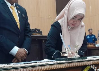 Wakil Ketua I DPRD Banggai, Wardani Murad Husain saat membumbuhi tanda-tangan pada dokumen berita acara rapat paripurna DPRD Banggai, Jumat (09/05/2025). (Foto Sofyan Labolo Luwuk Times)