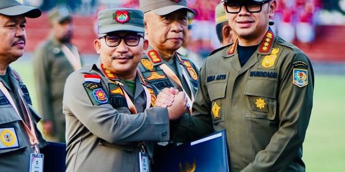 Bupati Banggai Amirudin dan Wakilnya Furqanuddin Raih Gelar Alumni Kehormatan IPDN