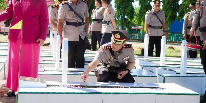 Kapolres Banggai Pimpin Upacara Ziarah dan Tabur Bunga di TMP Tanjung Tuwis