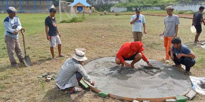 Panitia Lokal dan Wasit Juri Pembersihan Venue Atletik di Stadion GOR Kilongan