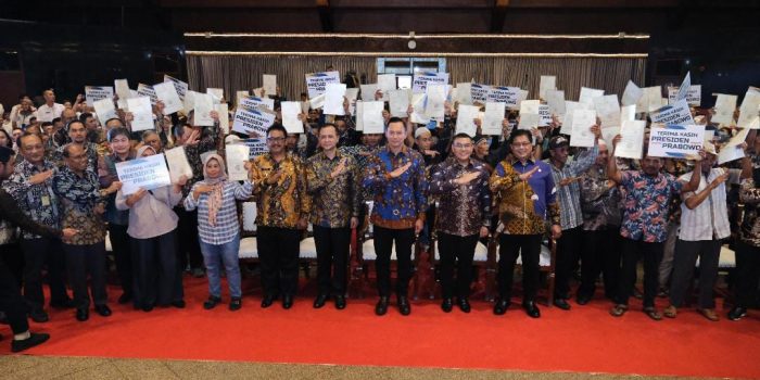 Pemerintah Serahkan 1.120 Sertipikat Tanah untuk Transmigran di Sukabumi