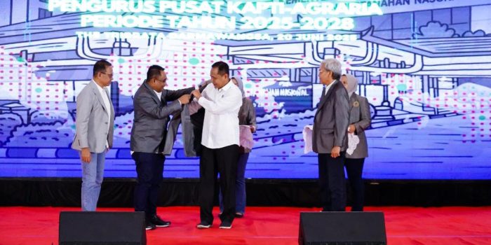 Sekjen Kementerian ATR BPN Pudji Prasetijanto Hadi Dikukuhkan Sebagai Alumni Kehormatan KAPTI-Agraria