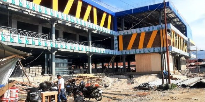 Pasang Tarif, Petugas Parkir di Pasar Simpong Luwuk tanpa Karcis Retribusi 