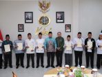 Menteri Nusron Serahkan 11 Sertipikat Tanah Wakaf untuk PCNU Kalimantan Selatan