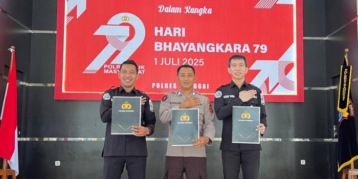Hari Bhayangkara ke-79, Tiga Personel Humas Polres Banggai Terima Penghargaan dari Kapolres