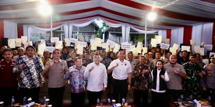 Menko AHY dan Wamen Ossy Serahkan Langsung Sertipikat Masyarakat Kabupaten Pacitan