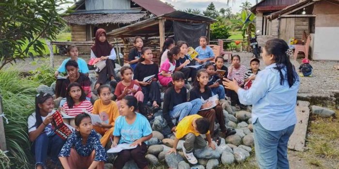 Difasilitasi JOB Tomori dan RPIA, Puluhan Anak Bonebalantak Bikin Maggot Jadi Media Belajar