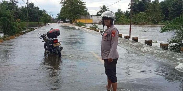 Riol tak Memadai, Sungai Makapa Toili Barat Naik ke Badan Jalan