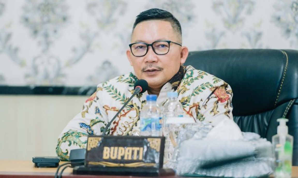 Bupati Banggai H. Amirudin saat memimpin rapat evaluasi akhir persiapan FTL, bertempat kantor Bupati Banggai