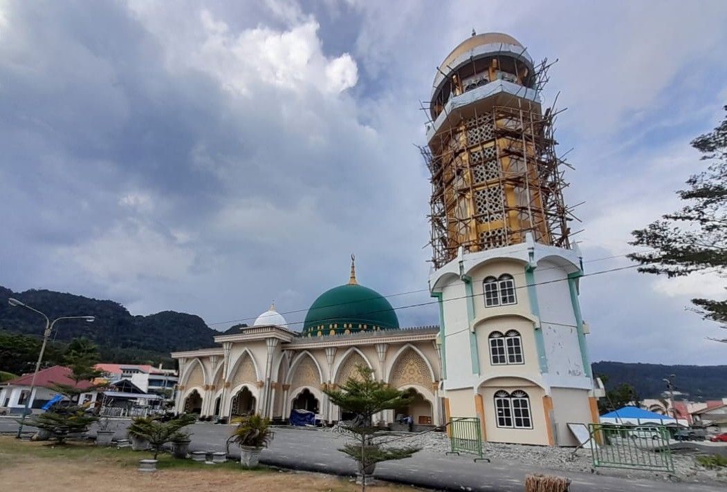 Dewan Kemakmuran Masjid Agung An-Nur Luwuk terus mempercantik masjid ini. Untuk rehab dan pembangunan beberapa fasilitas bersumber dari dana h