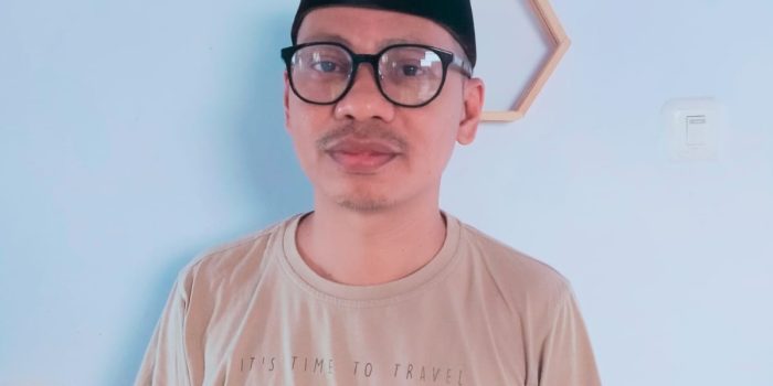 Ketika Allah Mengangkat Derajat Orang Berilmu, Kita Justru Mengangkat Derajat Orang Kaya