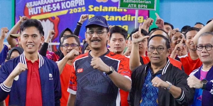 Sekjen ATR/BPN Ikuti Laga Eksibisi Pembukaan Kejuaraan Bulutangkis HUT ke-54 KORPRI