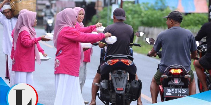 Bersyukur di Bulan Ramadhan, Majelis Taklim Darussalam Pagimana Bagikan Takjil untuk Warga