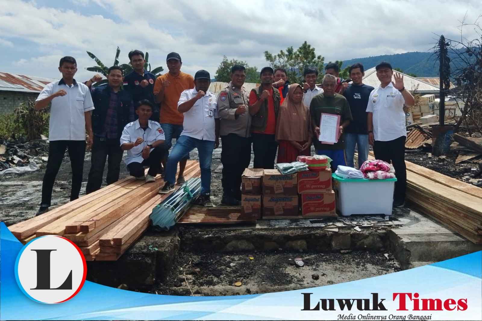 BPBD Kabupaten Banggai menyerahkan bantuan kepada warga yang terdampak kebakaran, Rabu (11/02/2026)