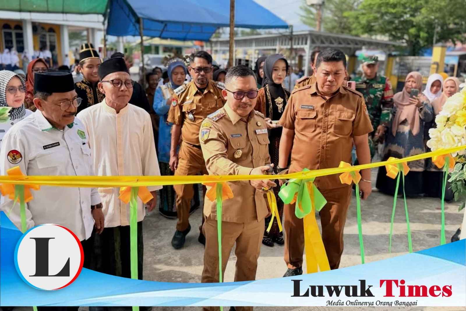 Bupati Banggai H. Amirudin meresmikan gedung ruang kelas baru Darul Ulum Toili, Senin (09/02/2026).