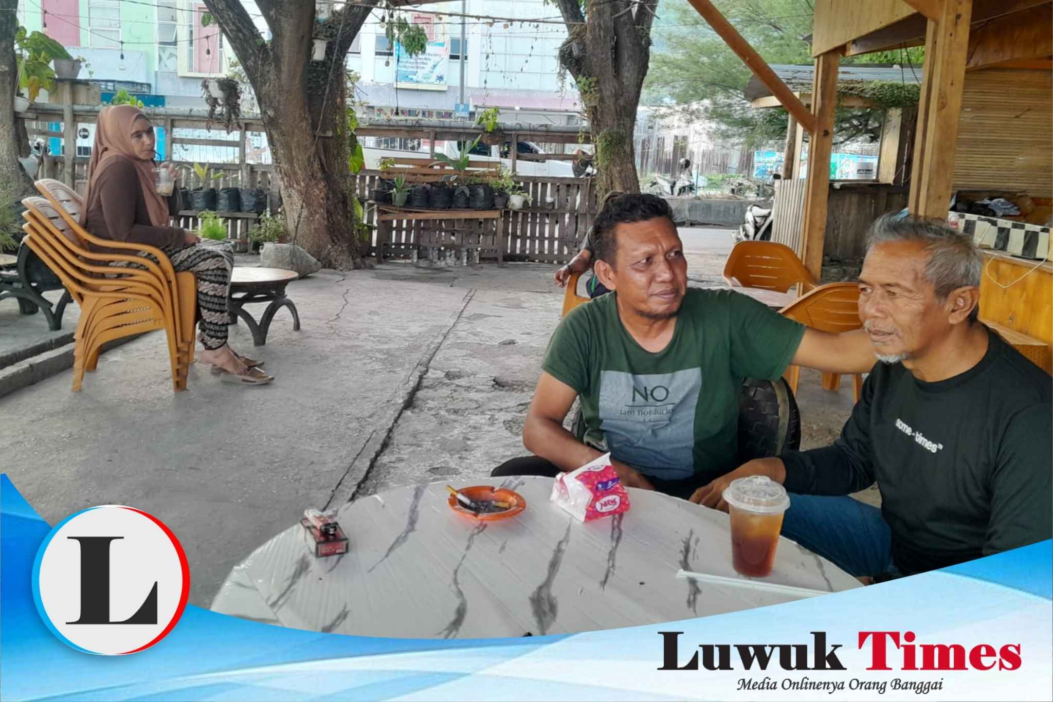 Fadly AKTOR didampingi istrinya Nona, bersama Sofyan Yamani, bertempat Warkop Pentras Alam Libero 77, Minggu (15/02/2026). (Foto Soyan Labolo Luwuk Times)