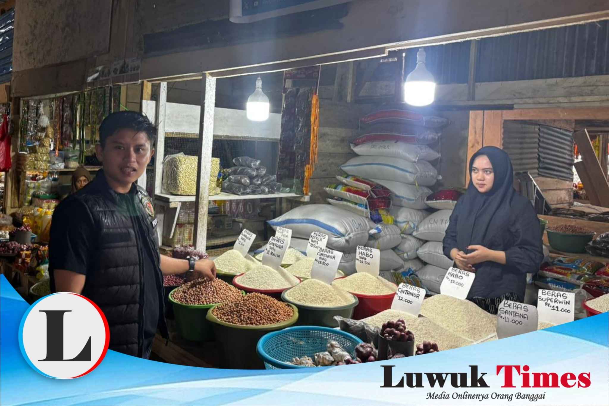 Kasat Reskrim Polres Banggai, Nur Arifin, saat turun ke pasar untuk mengecek langsung harga sembako