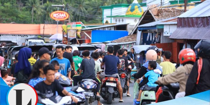 Jelang Berbuka Puasa, Ruas Jalan Tadulako Pagimana Banggai Dipadati Kendaraan dan Pejalan Kaki