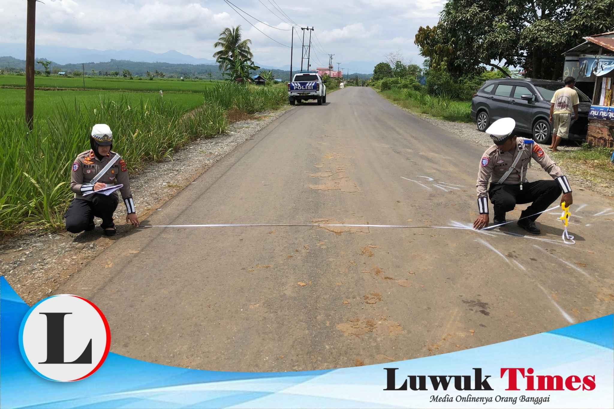 Polisi melakukan olah TKP pada Laka Lantas maut di Kecamatan Toili Jaya