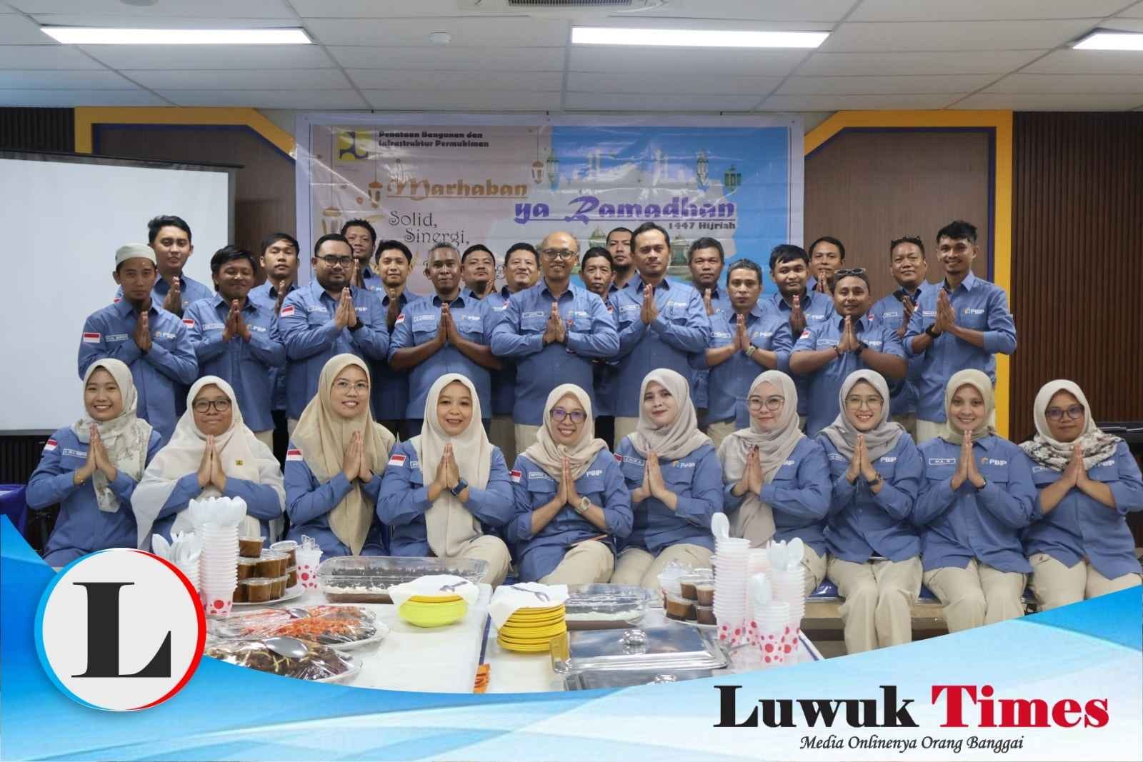 Kabid PBIP Dinas PUPR Kabupaten Banggai I Putu Jati Arsana foto bersama para personelnya
