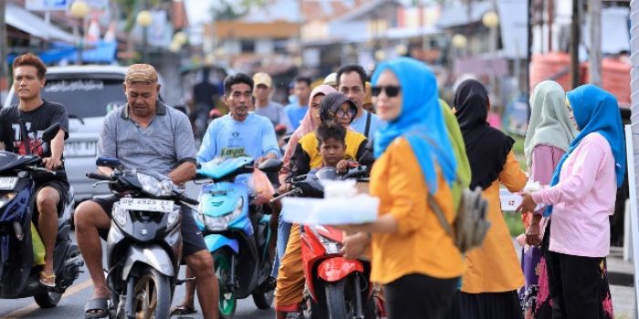 Ramadhan ke-17, Majelis Taklim Darussalam Pagimana Kembali Tebar Berkah Lewat Aksi Berbagi Takjil