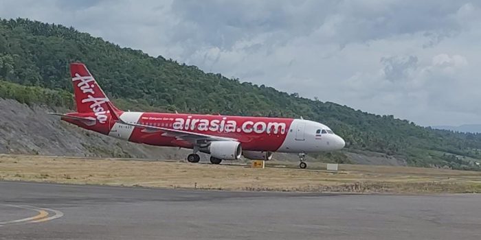 Rute Surabaya–Makassar–Luwuk Resmi Beroperasi, AirAsia Mendarat Perdana di Luwuk