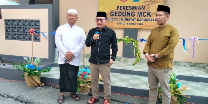 Peduli Pesantren, Bupati Banggai Amirudin Resmikan MCK dan Bagikan Sembako untuk Santri