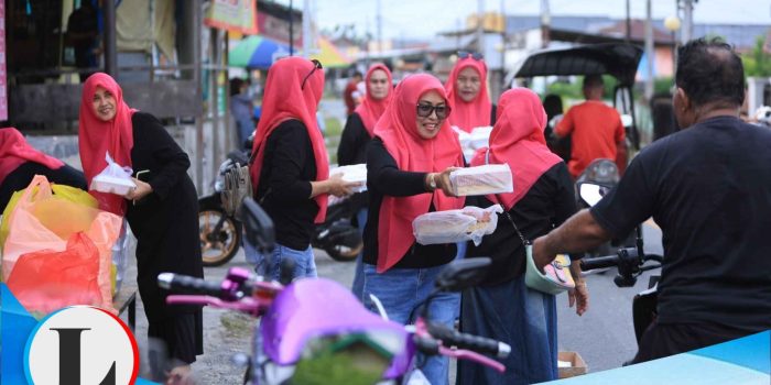 Tebar Senyuman di Tepi Jalan Trans Sulawesi, Majelis Taklim Darussalam Pagimana Tutup Ramadhan dengan Berbagi Takjil
