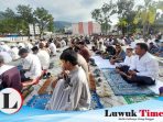 Para jamaah memadati pelataran Masjid Agun An-Nuur Luwuk