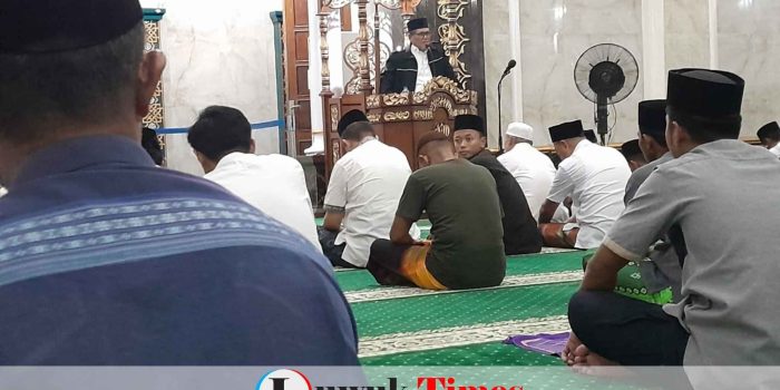 Seorang Ibu Memasak Kerikil dan Pesan Zakat: Tausiah Ustad Zainal Abidin Gugah Kesadaran Jamaah Masjid Agung An-Nuur Luwuk