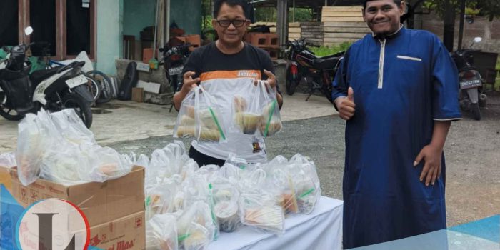 Politisi Golkar Banggai Turun Langsung ke Jalan, 500 Paket Takjil dari Sahabat Helton Abdul Hamid Ludes dalam Satu Jam Lebih