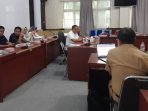 Suasana rapat kerja Komisi 2 DPRD Banggai terkait serapan anggaran, bertempat ruang rapat komisi kantor DPRD Banggai, beberapa waktu lalu. (Foto Sofyan Labolo Luwuk Times)