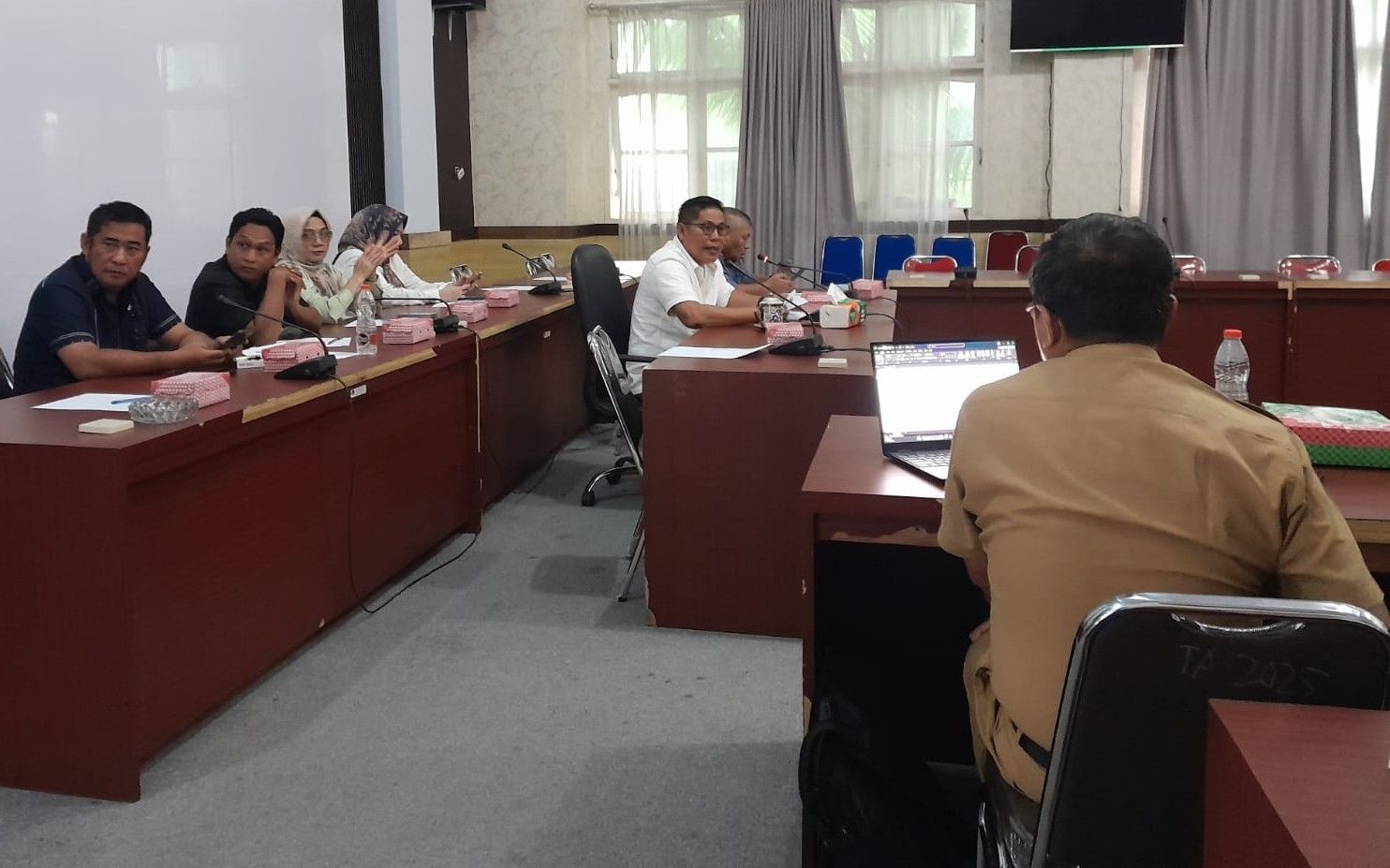 Suasana rapat kerja Komisi 2 DPRD Banggai terkait serapan anggaran, bertempat ruang rapat komisi kantor DPRD Banggai, beberapa waktu lalu. (Foto Sofyan Labolo Luwuk Times)