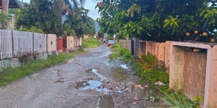 Warga Hanga-Hanga Luwuk Selatan Butuh Drainase, Bertahun Bertahan di Jalan yang Berubah Jadi Aliran Limbah