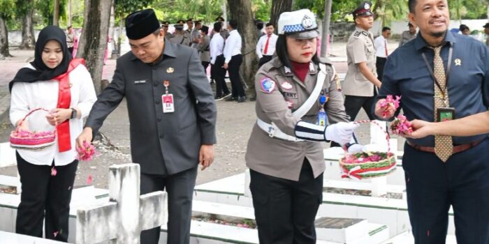 Sekda Banggai Tabur Bunga di TMP Tanjung Tuwis, Menyerap Semangat Juang Para Pahlawan