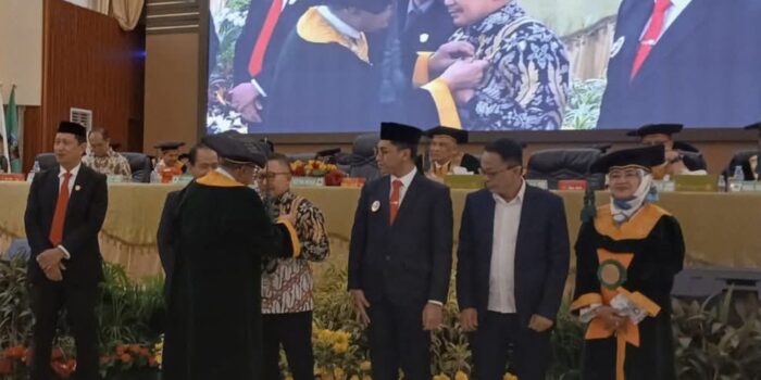 Jejak Pengabdian Alumnus Pertanian, Saat Bupati Banggai Amirudin Menerima Pin Emas di Milad ke-72 UMI Makassar